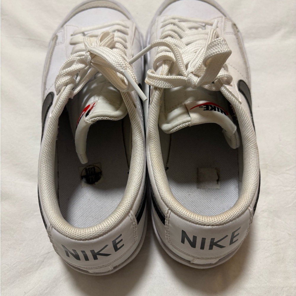 Nike White and Black Sneakers - Picture 5 of 5